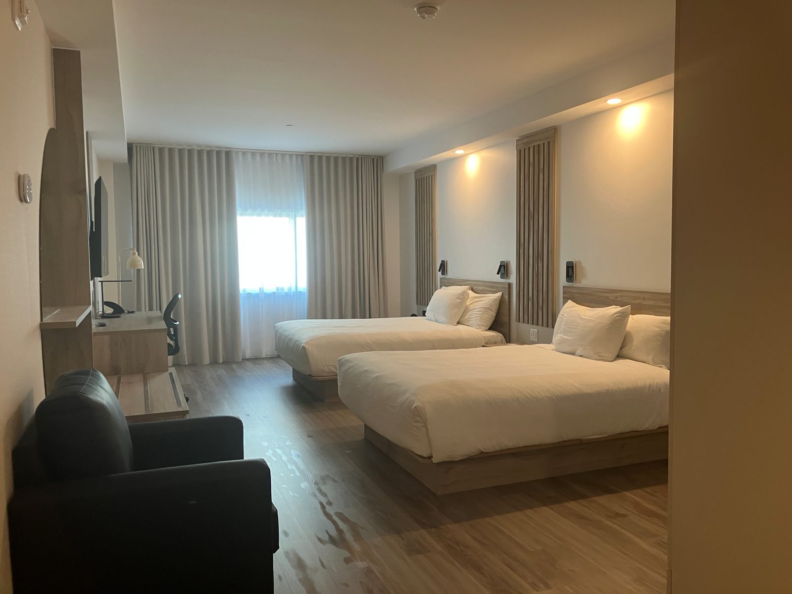 https://www.hoteluniversel.com/wp-content/uploads/2025/07/chambre-4-1600x1200.jpg