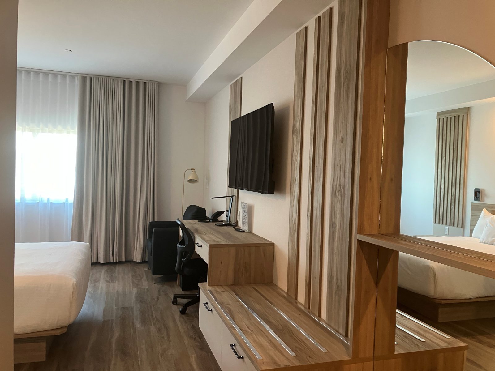 https://www.hoteluniversel.com/wp-content/uploads/2025/07/chambre-6-1600x1200.jpg