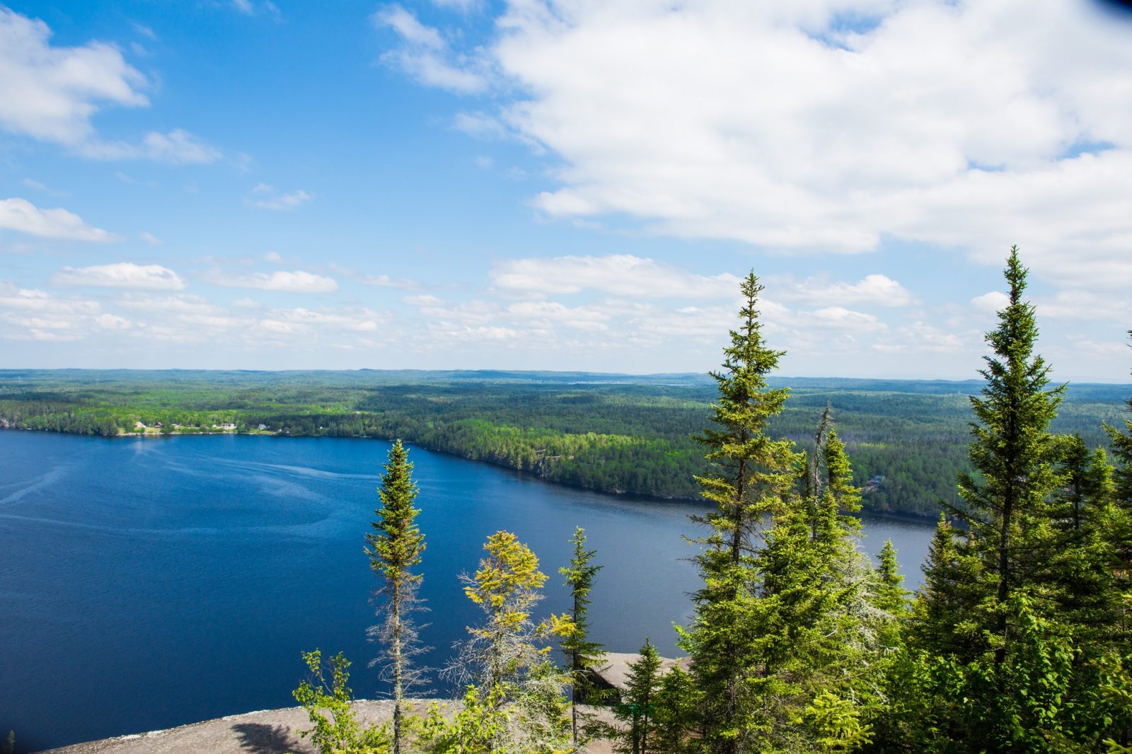 https://www.hoteluniversel.com/wp-content/uploads/2026/04/Lac-Kenogami-1600x1066.jpg