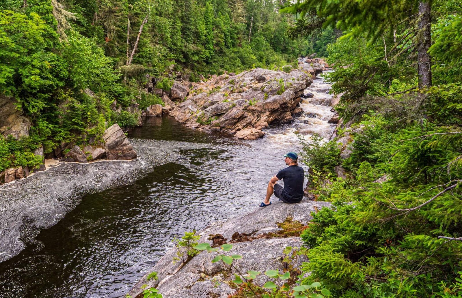 https://www.hoteluniversel.com/wp-content/uploads/2026/04/Sentiers-du-lac-Kenogami-SD-19-scaled-1-1600x1033.jpg